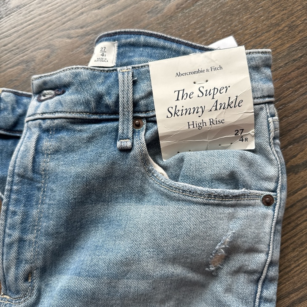 Brand new with tags, Abercrombie and Fitch the super skinny ankle high-rise